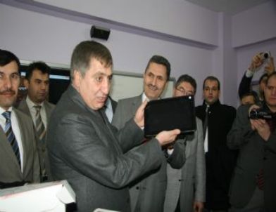 Karabük’te Öğrencilere Tablet Bilgisayarları Dağıtıldı