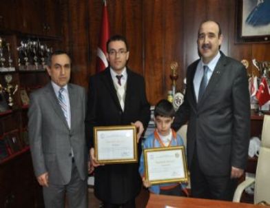 Başarılı Satranççılar, Gençlik Hizmetleri ve Spor İl Müdürü Fındıklı'yı Ziyaret Etti