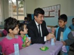 HAKAN KıLıNÇKAYA - Vali Öz, Okullarda Tablet Bilgisayar İle Süt Dağıttı