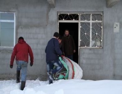 “Berfo Ana” İçin Köyünde Taziye Çadırı Kuruldu