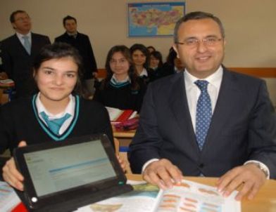 Denizli’de Öğrencilere Tablet Dağıtıldı