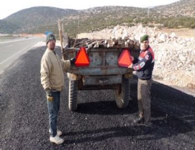 Jandarma Traktör Sürücülerine Reflektör Dağıttı