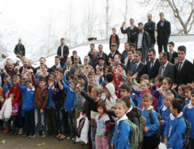 Köy Öğrencileri Tepeden Tırnağa Giydirildi