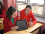 Lise Öğrencileri Tabletlerine Kavuştu