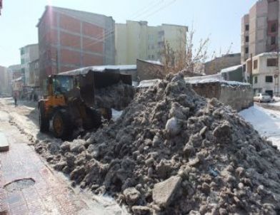 Ağrı Belediyesi’nden Kar ve Buz Temizleme Çalışması