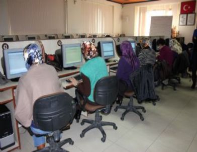 Bilgisayar Kullanımı Eğitimlerle Daha Da Yaygın Hale Geliyor