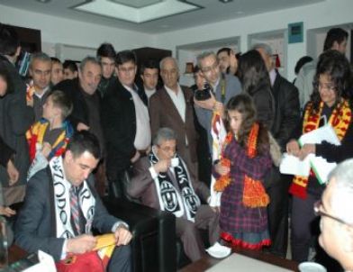 Hakan Şükür’e Bucak'ta Sevgi Seli