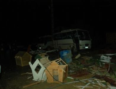 Otomobil, Servis Otobüsüne Çarptı: 15 Yaralı