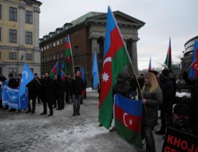 Hocalı Katliamı İsveç Parlamentosu Önünde Protesto Edildi