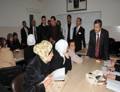 Şahinbey Belediyesi Suriyeli Öğrencilere Türkçe Okuma Yazma Eğitimi Veriyor