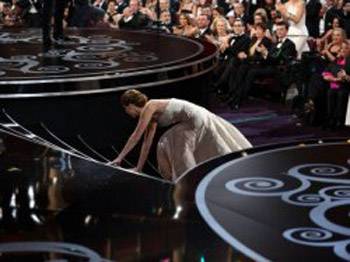 Jennifer Lawrence ödülünü almaya giderken düştü
