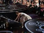 JENNIFER LAWRENCE - Jennifer Lawrence ödülünü almaya giderken düştü