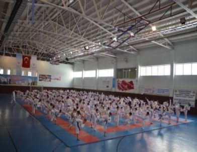 Karateciler Kemer Sınavında Ter Döktü