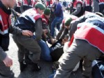 ÇEVİK KUVVET POLİSİ - 2b Mağdurları Yol Kapattı