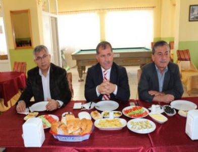 Ak Parti İlçe Yönetiminden Basına 'tanışma Yemeği'
