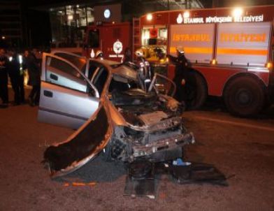 Maltepe'de Kaza: Araç İçinde Sıkışan Sürücü Güçlükle Çıkarıldı