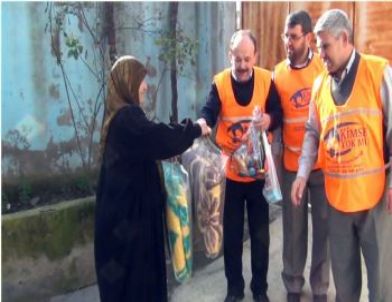 Manisalı Din Görevlileri Suriyelilere Gıda ve Battaniye Yardım Yaptı