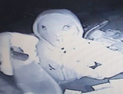 Maskeli Hırsız Hem Soydu, Hem Temizlik Yaptı