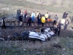 Tren Yoluna Uçan Otomobile Lokomotif Çarptı: 2 Ölü