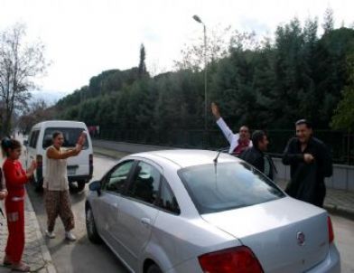 Yerel Sanatçı Dünya Yıldızı Gibi Karşılandı