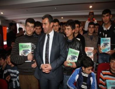 Başkan Altan’dan Öğrencilere Kitap Desteği