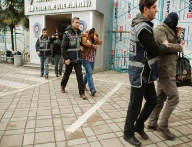 Polisi Görünce İkinci Kattan Atladılar