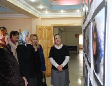 Vali Azizoğlu'nun Eşi Nilgün Azizoğlu Fotoğraflarla Ardahan Sergisini Gezdi
