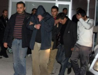 Çaldıkları Malzemeleri Satamayınca Araziye Gömdüler