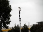 İşten Çıkarılan İşçiler Aydınlatma Direğine Tırmandı