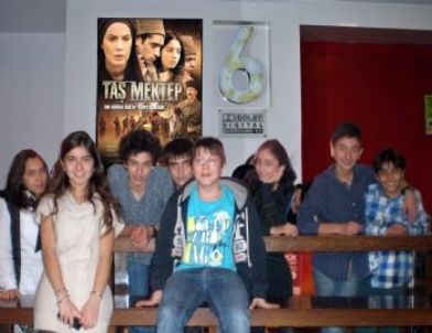 Öğrenciler, ''Taş Mektep''te Gözyaşlarını Tutamadılar