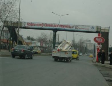 Tmo'nun Afişleri Üst Geçitlerde