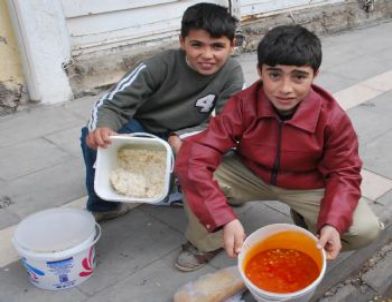 Suriye’den Kaçan Mültecilere Sıcak Yemek