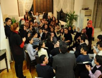 Vali Mutlu, Twitter Takipçilerini Evinde Ağırladı