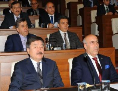 Trabzon Belediyesi’nden Kaseinov ve Demirci’ye Fahri Hemşerilik Beratı