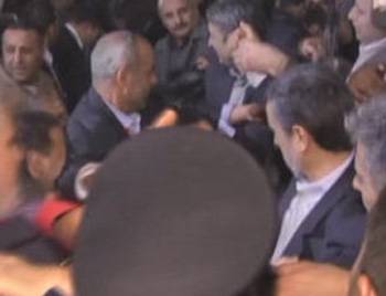 Ahmedinejad'a ayakkabı atıldı