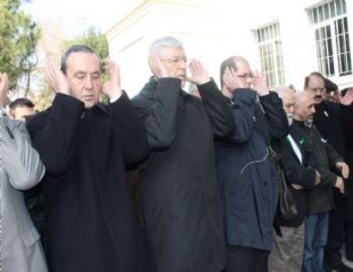 Hurşit Tolon Kayınvalidesinin Cenazesine Katıldı