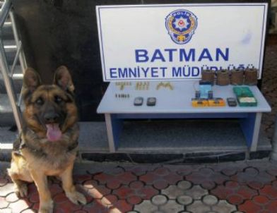 İhbarı Değerlendiren Polis Patlayıcı ve Mermi Ele Geçirdi (fotoğraf İçin)