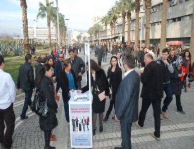 İzmirliler Kamuda Kıyafet Özgürlüğü İmza Kampanyasına Yoğun İlgi Gösterdi