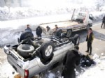 AHMEDI HANI - Yüksekova’da Trafik Kazası, 2 Yaralı