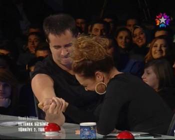 Acun Ilıcalı, Hülya Avşar'la bilek güreşi yaptı