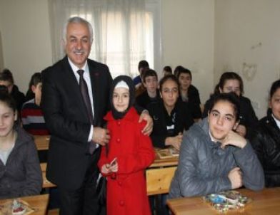 Çubuk Belediyesi’nden Bilgi Evi Öğrencilyerine 200 Kitap