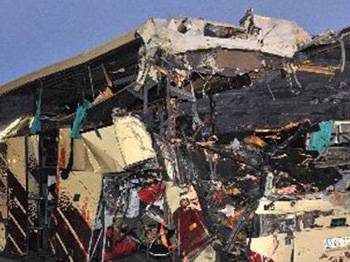 Otobüs ile kamyonet çarpıştı: 51 ölü
