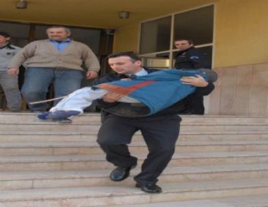 Polis, Yürüyemeyen Şahidi Kuçağında Taşıdı