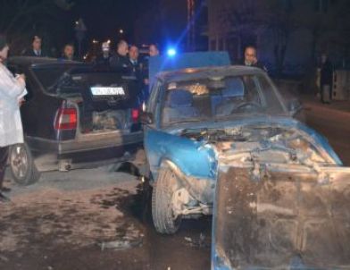 Kayseri’de 2 Otomobil Kafa Kafaya Çarpıştı: 5 Yaralı