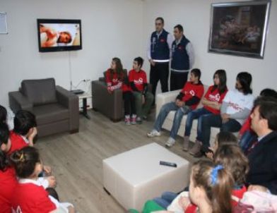 Polislerden Lösemili Çocuklara Uzaktan Kumandalı Araba