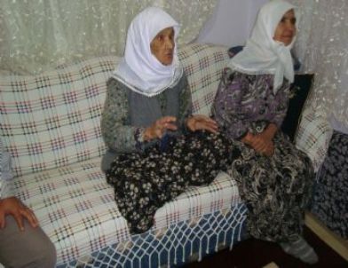 100. Yaşını Torununun Çocuklarıyla Pasta Yiyerek Kutladı