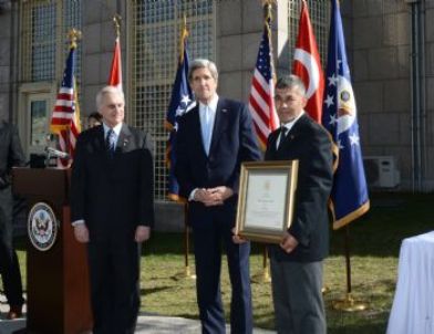 Kerry, Terör Saldırısında Ölen Akarsu’yu Anma Törenine Katıldı