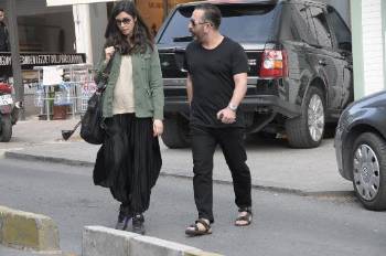 Kocasının ayakkabılarını satıyor