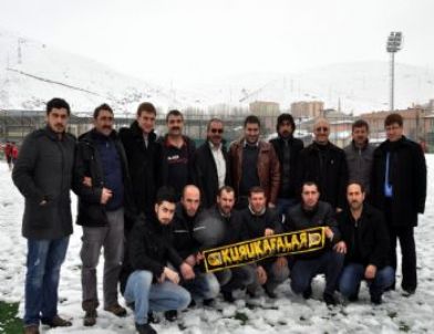 Kuru Kafalardan Bayburt Grup Özel İdaresporlu Futbolculara Tatlı İkramı