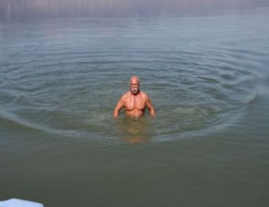 Profesör, Göldeki Kirliliğe ve Sudaki Çekilmeye Dikkat Çekmek İçin Yüzdü